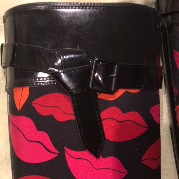 DVF rain boots Fabulous “floating lip pattern,” - Picture 2 of 7